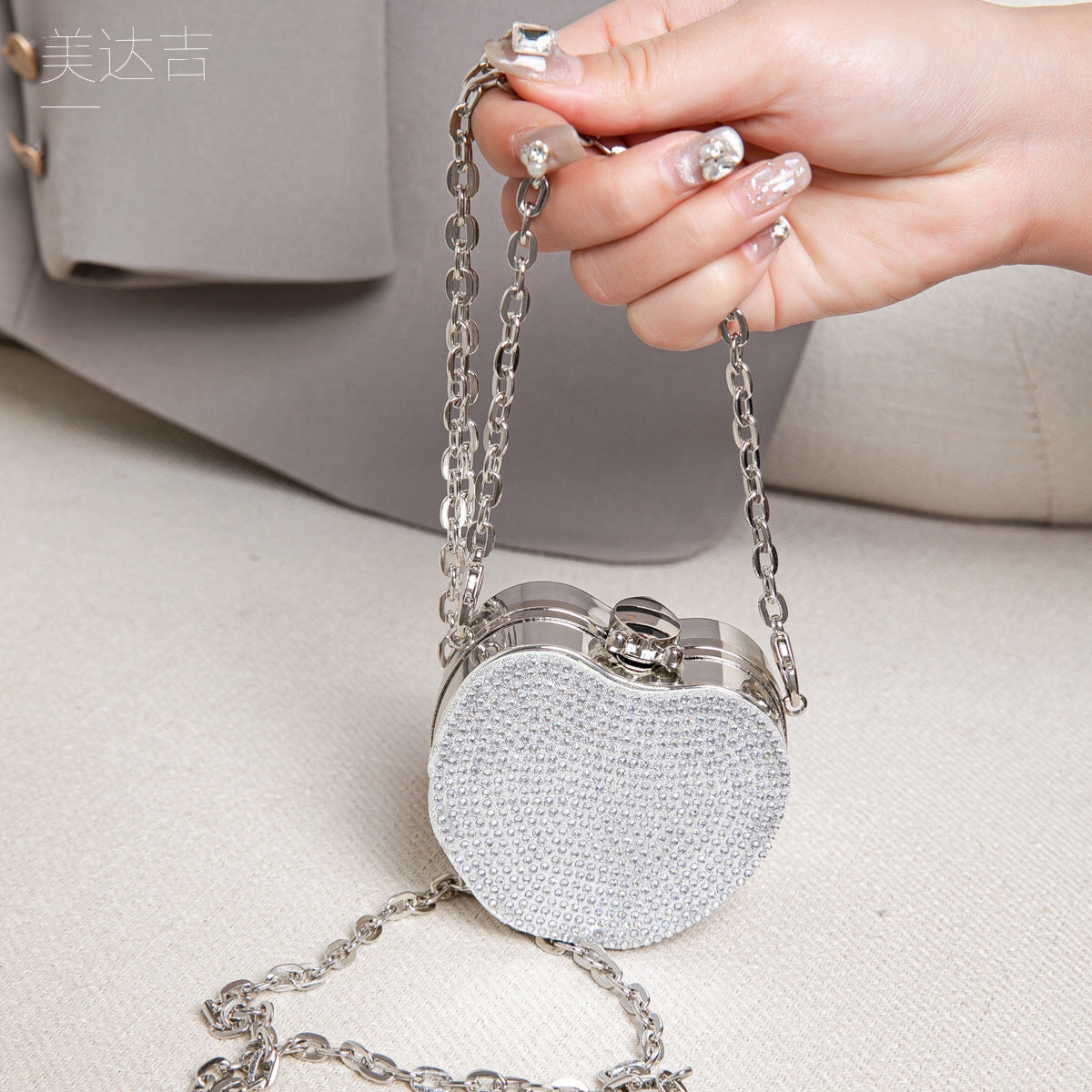 Elegant Mini Double Sided Rhinestone Purse – Heart Shaped Acrylic Mirror Handbag